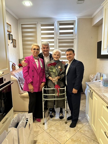 В Севастополе поздравили ветерана труда Валентину Чеботареву с 95-летним юбилеем